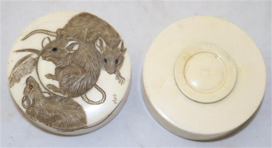 A Japanese ivory rouge pot and cover, early 20th century, diameter 6.5cm